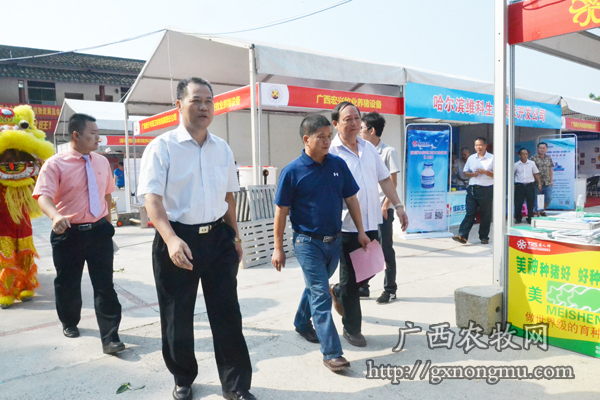 自治区水产畜牧兽医局副局长王强在物资展览会上巡展