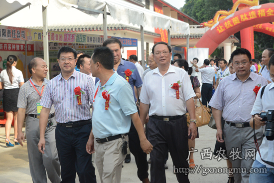 广西水产畜牧兽医局局长蒋和生（左二）在展览会上参观